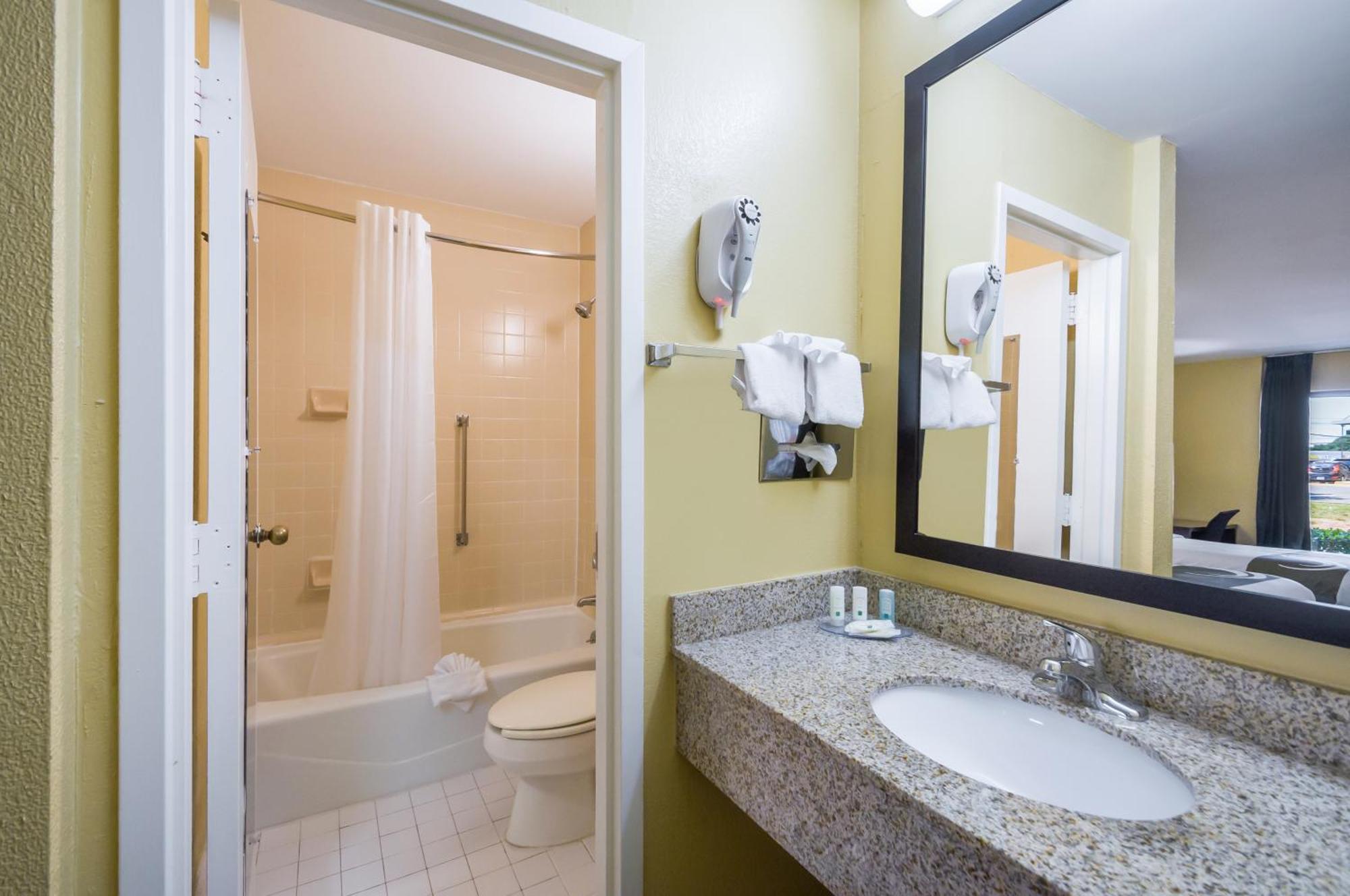Quality Inn Fredericksburg-Central Park Area Exterior foto